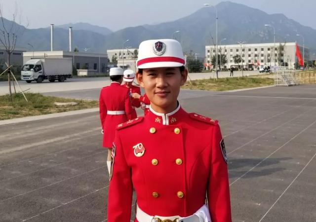 就觉得火箭军帅三名民兵方队小姐姐刚下阅兵场就加入火箭军