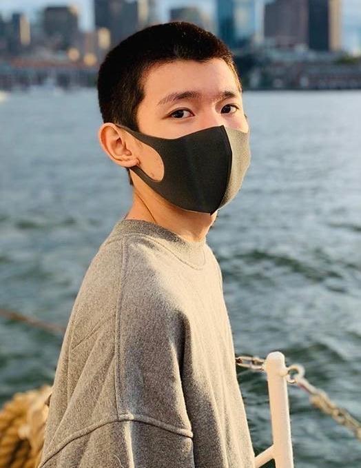 【光明网】王源简直是“生发达人”！出国前是寸头，看到他如今头发长度羡慕