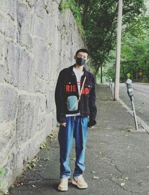 【光明网】王源简直是“生发达人”！出国前是寸头，看到他如今头发长度羡慕