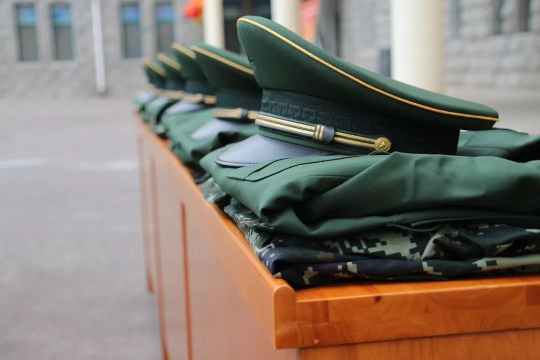 军装   象征着军人的荣誉和使命   承载着我们的军旅梦想    军人