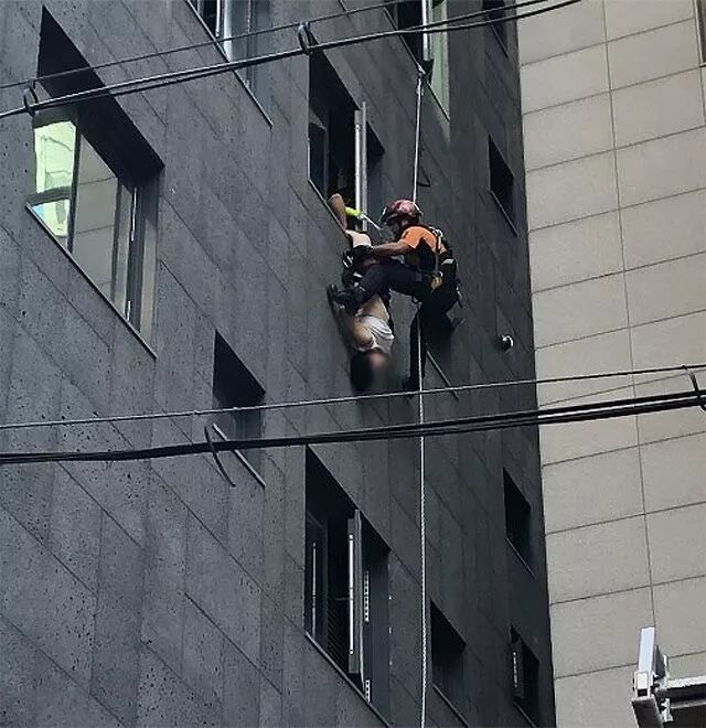 「环球网」中国大妈在韩国跳楼被他抓住双脚，倒挂40分钟……