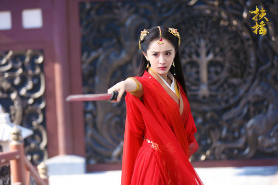 红衣女子舞剑图片