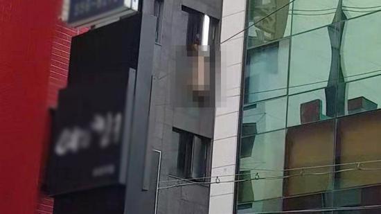 「海外网」中国大妈韩国跳楼被路人抓住双脚 倒挂40分钟获救