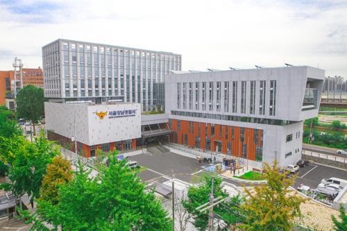 「海外网」中国大妈韩国跳楼被路人抓住双脚 倒挂40分钟获救