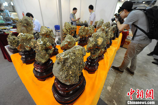 中国新闻网■错将黄铁矿石当黄金 泰国村民掀起“淘金热”
