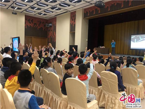 【中国网】“大手拉小手 人工智能博物馆之行”在京举行 百余名小学生现场与机器人互动