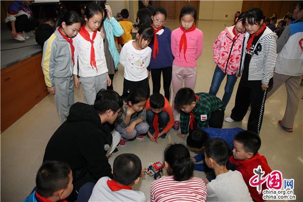 【中国网】“大手拉小手 人工智能博物馆之行”在京举行 百余名小学生现场与机器人互动