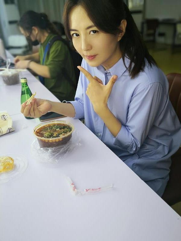 光明网：杨童舒深夜吃夜宵晒自拍，44岁的脸蛋光洁无暇，面对镜头自信满满