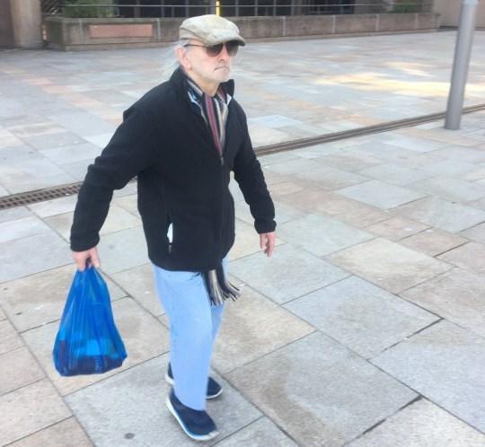 光明网：妻子生活在垃圾堆中数月，入院19天后离世，英国男子被判刑8年