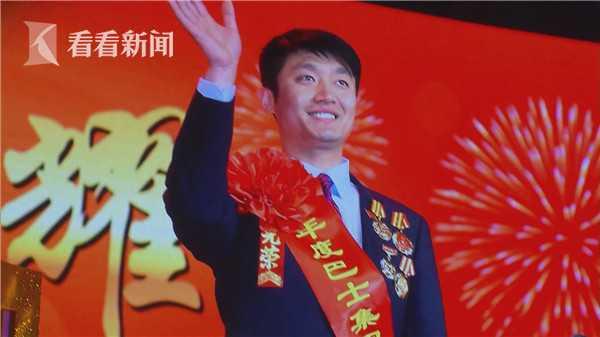 光明网@丈母娘乘公交相中司机 偷递小纸条：想他当女婿