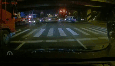 新华网：无锡高架桥侧翻，超载如何治？丨思客问答