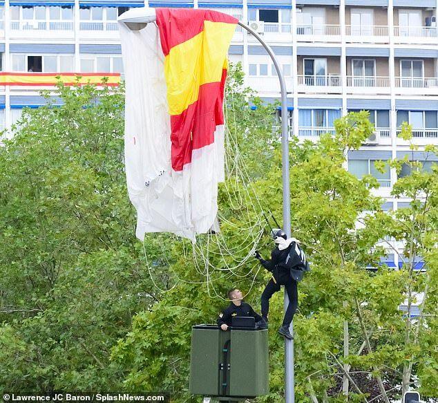 「环球网」尴尬！西班牙国庆阅兵一伞兵意外挂上路灯杆，国王一旁鼓起了掌......