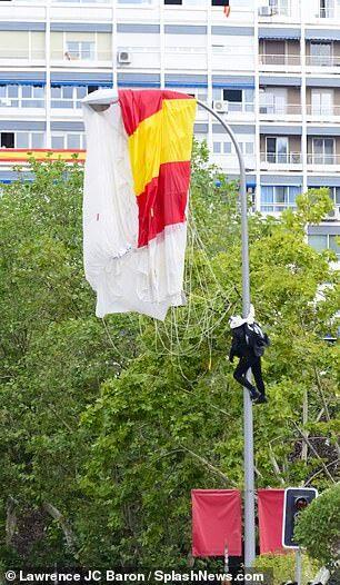 「环球网」尴尬！西班牙国庆阅兵一伞兵意外挂上路灯杆，国王一旁鼓起了掌......