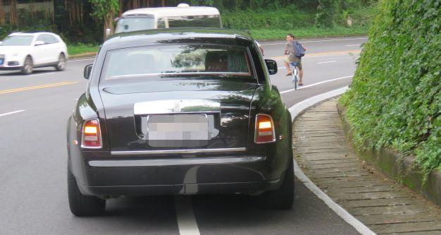 「环球网」老人骑车下坡离奇身亡！旁边出现神秘劳斯莱斯！揭开真相