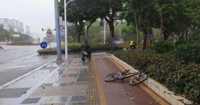 「环球网」老人骑车下坡离奇身亡！旁边出现神秘劳斯莱斯！揭开真相