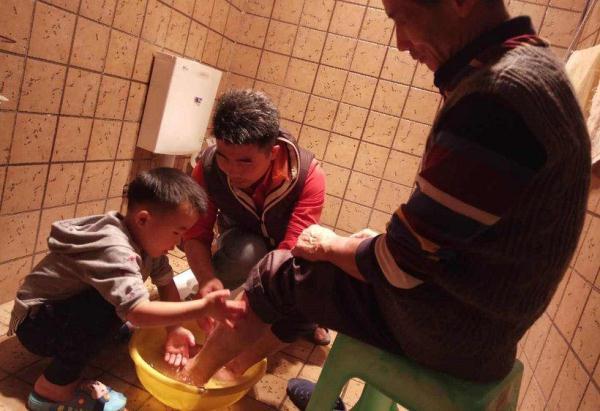 「光明网」家长和孩子讲道理，他只会越来越烦，这样做孩子更愿意接受