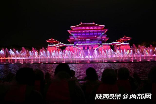 「西部网」芙蓉湖里坐仿古游船看大型水舞光影秀《大唐追梦》穿越到唐朝