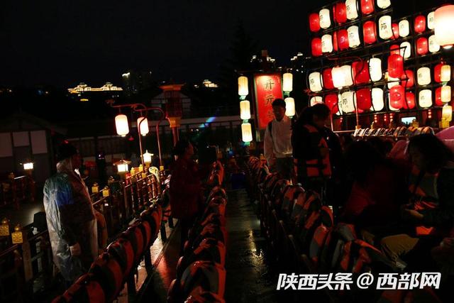 「西部网」芙蓉湖里坐仿古游船看大型水舞光影秀《大唐追梦》穿越到唐朝