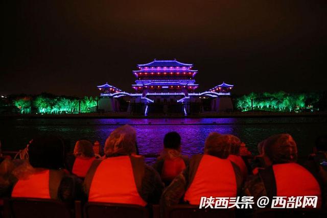 「西部网」芙蓉湖里坐仿古游船看大型水舞光影秀《大唐追梦》穿越到唐朝