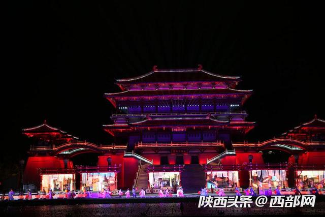 「西部网」芙蓉湖里坐仿古游船看大型水舞光影秀《大唐追梦》穿越到唐朝
