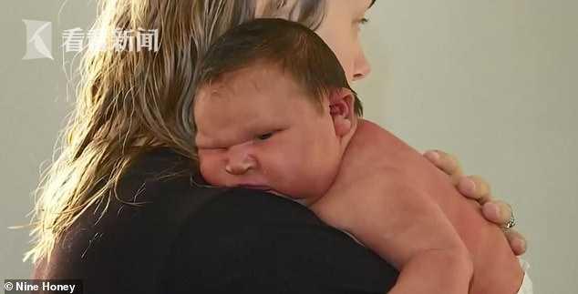 [看看新闻]女婴出生竟重12斤如迷你相扑？太大只出门引发轰动 咋生出来的