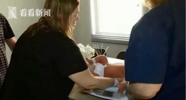 [看看新闻]女婴出生竟重12斤如迷你相扑？太大只出门引发轰动 咋生出来的