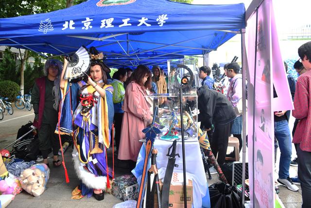新京报■机器人展、垃圾分类游戏……北理工社团招新“百团大战”