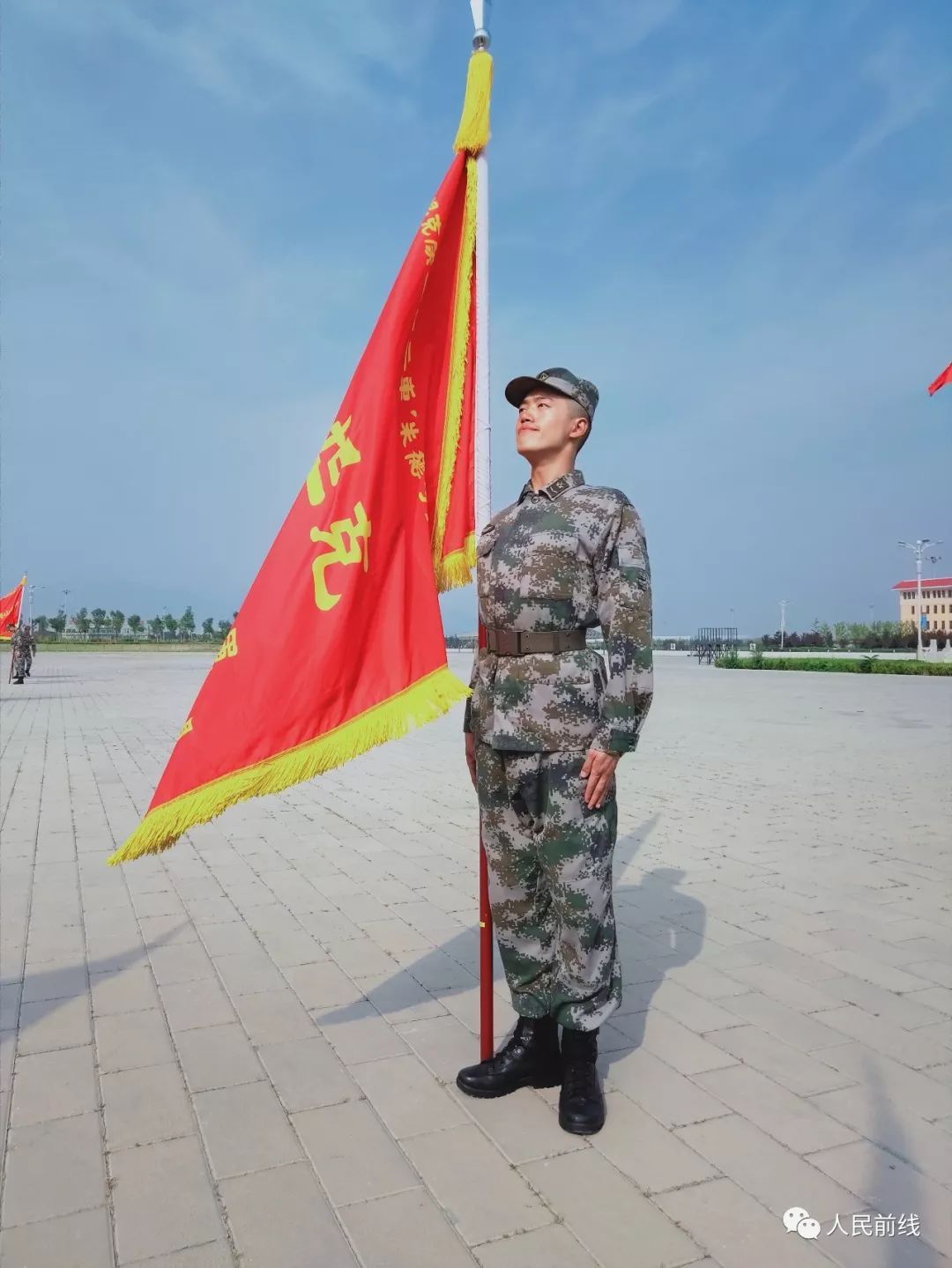 功勋坦克战旗的擎旗手是他