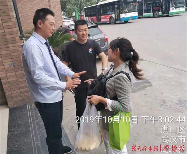 【楚天都市报-看楚天】孩子上学途中遗失手机失联，公交司机助母亲顺利寻回失物