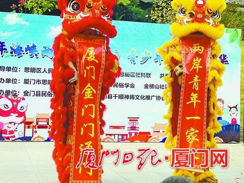 两只舞狮举高,嘴里"吐出"红色对联.