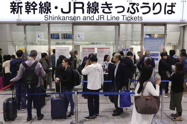 「环球网」台风肆虐日本河川溃堤 这里的新干线列车全被淹