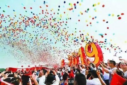 「光明网」280人一小时 打结7万只充气气球