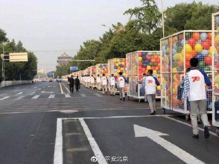 「光明网」280人一小时 打结7万只充气气球
