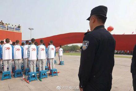 「光明网」280人一小时 打结7万只充气气球