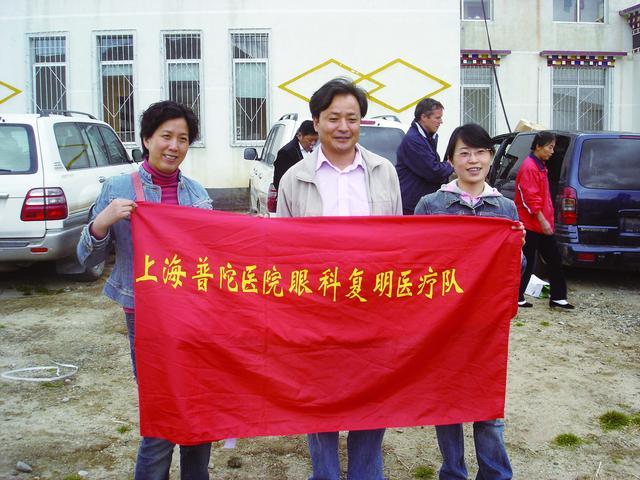 #上观新闻#“光明使者”张兴儒去世后，妻子扛起“慈善光明行”队旗走向高原