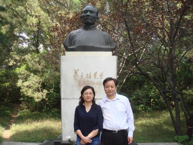 #上观新闻#“光明使者”张兴儒去世后，妻子扛起“慈善光明行”队旗走向高原