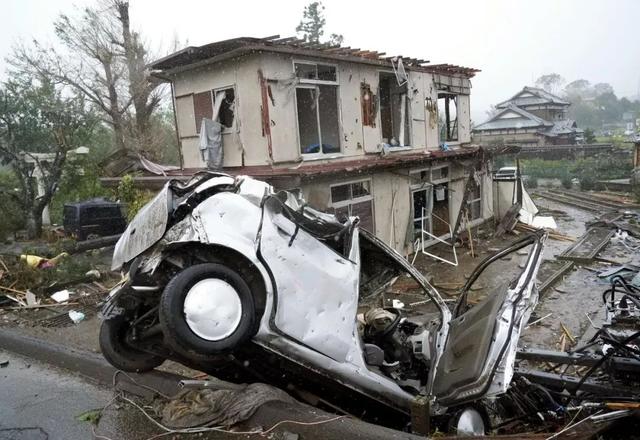 「新民晚报」台风、地震、火山喷发……一天内遭遇大自然N连击，日本昨天确实惨