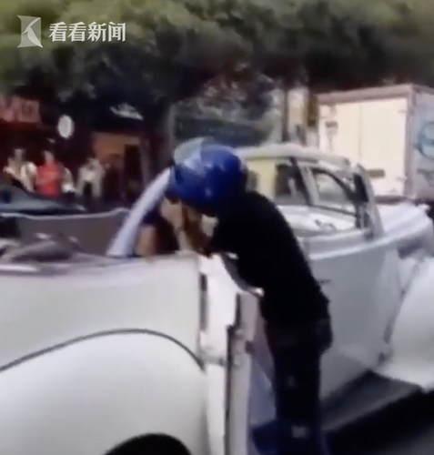 「北青网」不要嫁！男子骑车拦下前女友婚车 上演苦情吻戏