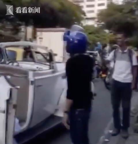 「北青网」不要嫁！男子骑车拦下前女友婚车 上演苦情吻戏