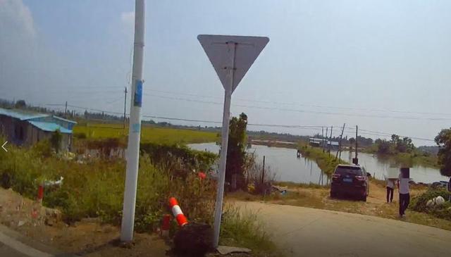 环球网■广东江门男子开车从斗门桥上冲进水塘！只因一个神操作！车上三人…