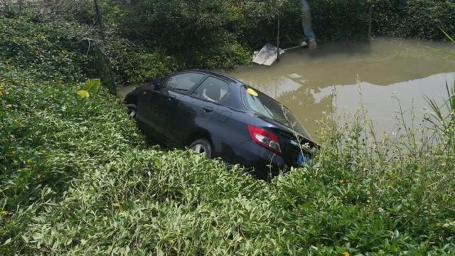 环球网■广东江门男子开车从斗门桥上冲进水塘！只因一个神操作！车上三人…