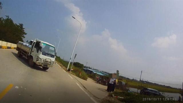 环球网■广东江门男子开车从斗门桥上冲进水塘！只因一个神操作！车上三人…