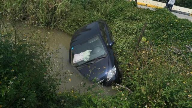 环球网■广东江门男子开车从斗门桥上冲进水塘！只因一个神操作！车上三人…