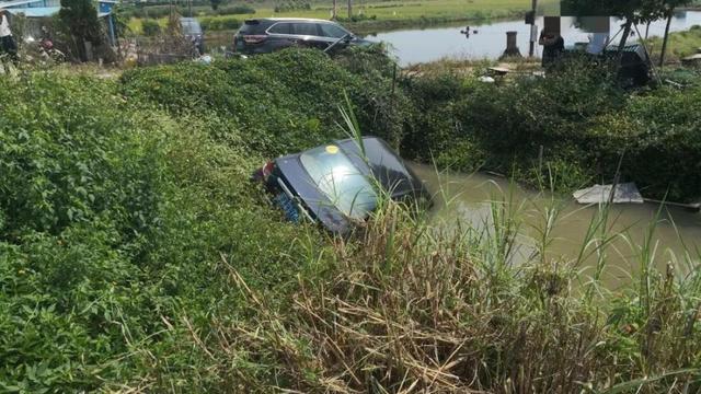 环球网■广东江门男子开车从斗门桥上冲进水塘！只因一个神操作！车上三人…