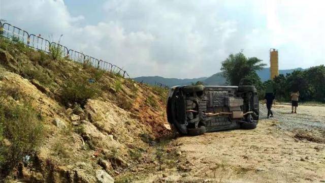 环球网■广东江门男子开车从斗门桥上冲进水塘！只因一个神操作！车上三人…