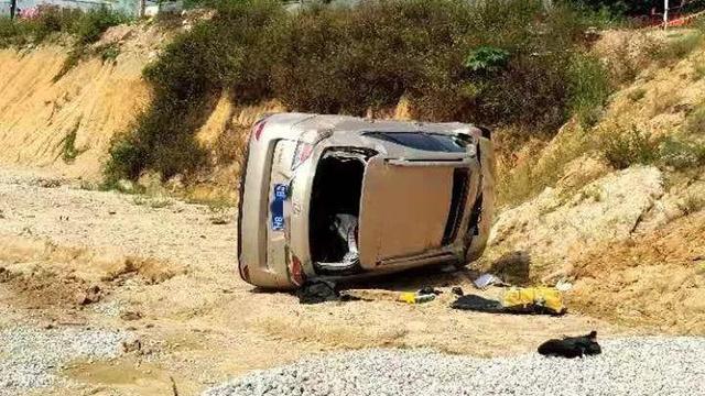 环球网■广东江门男子开车从斗门桥上冲进水塘！只因一个神操作！车上三人…