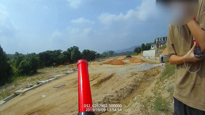 环球网■广东江门男子开车从斗门桥上冲进水塘！只因一个神操作！车上三人…