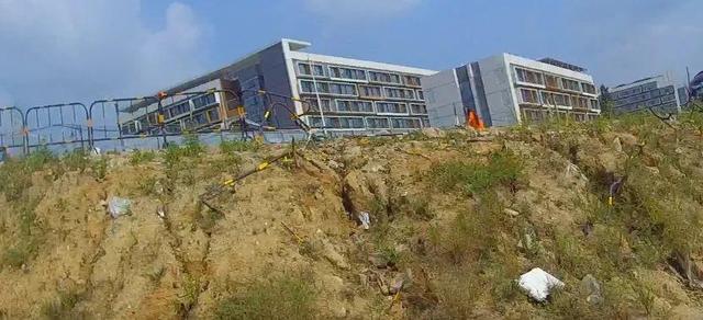 环球网■广东江门男子开车从斗门桥上冲进水塘！只因一个神操作！车上三人…