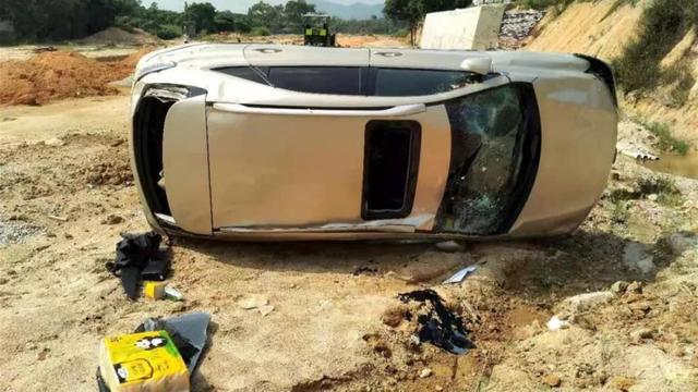 环球网■广东江门男子开车从斗门桥上冲进水塘！只因一个神操作！车上三人…