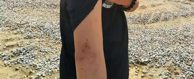 环球网■广东江门男子开车从斗门桥上冲进水塘！只因一个神操作！车上三人…